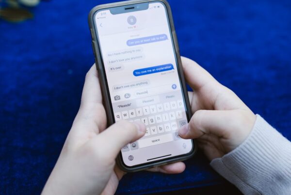 Pessoa digitando no celular para agendar banho e tosa whatsapp de forma automática