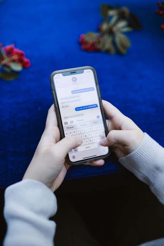 svg+xml;charset=utf em Zappy - ChatBot e Inteligência Artificial no WhatsApp API Oficial Pessoa digitando no celular para agendar banho e tosa whatsapp de forma automática