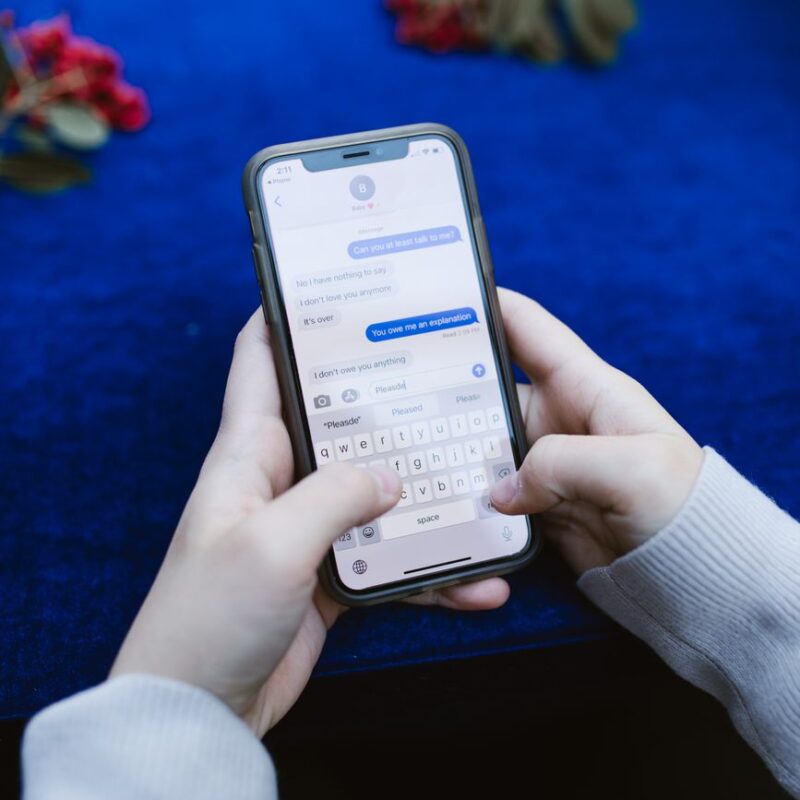 Pessoa digitando no celular para agendar banho e tosa whatsapp de forma automática
