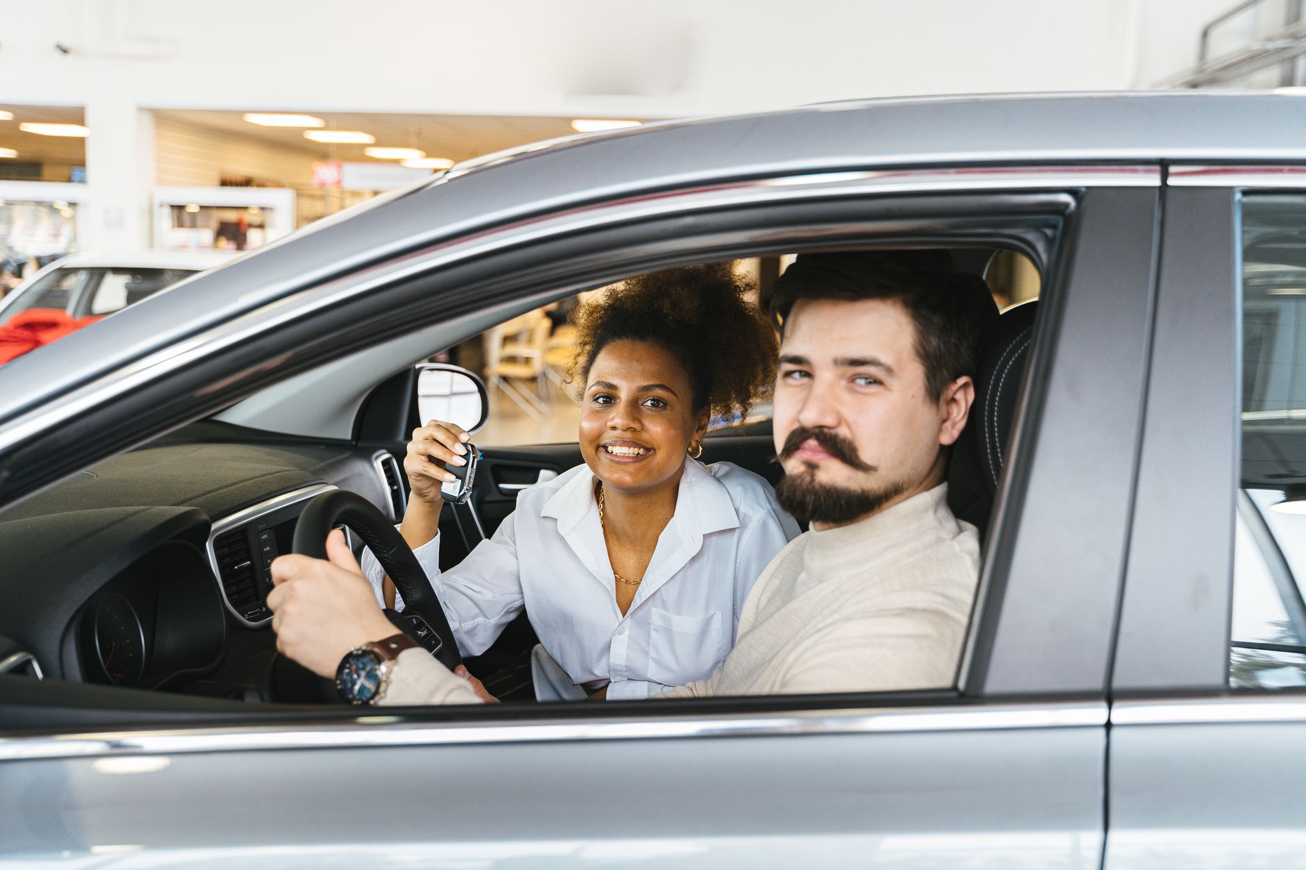 agendar test drive whatsapp casal carro em Como Agendar Test-Drives Automaticamente pelo WhatsApp Casal que conseguiu agendar test drive whatsapp e testou o carro na revenda