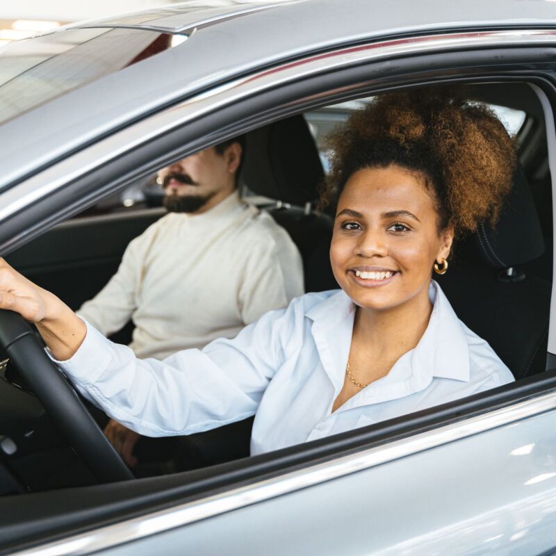 Cliente satisfeita após agendar test drive whatsapp em revenda de automóveis