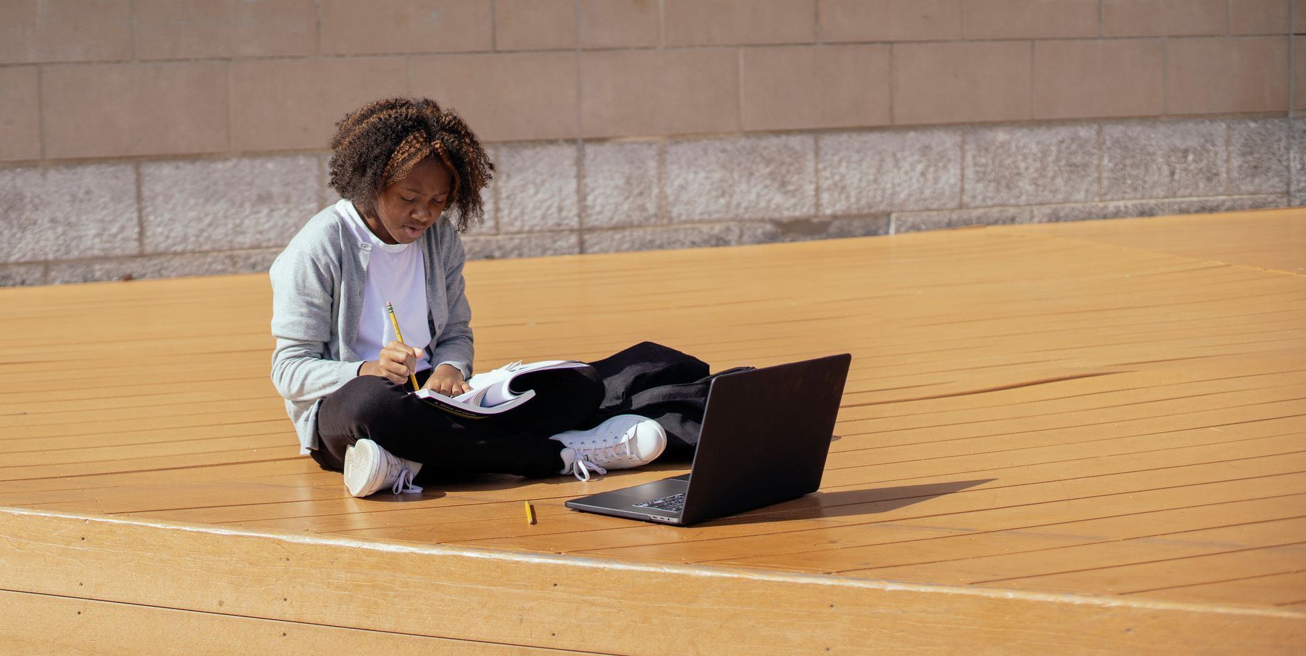Aluna fazendo tarefa com notebook, rotina de curso online com atendimento automatizado