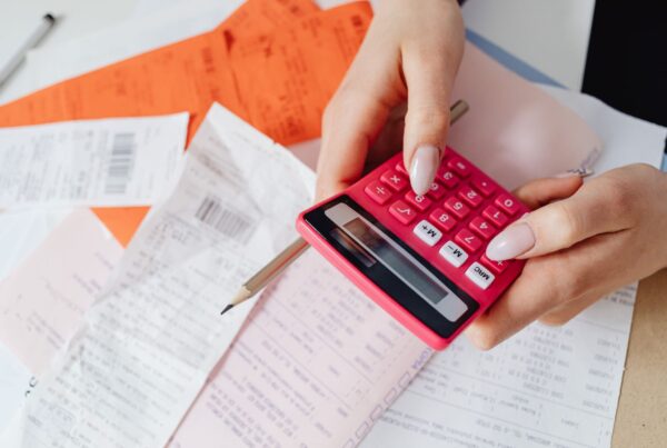 Pessoa usando calculadora para entender se a API do WhatsApp é gratuita