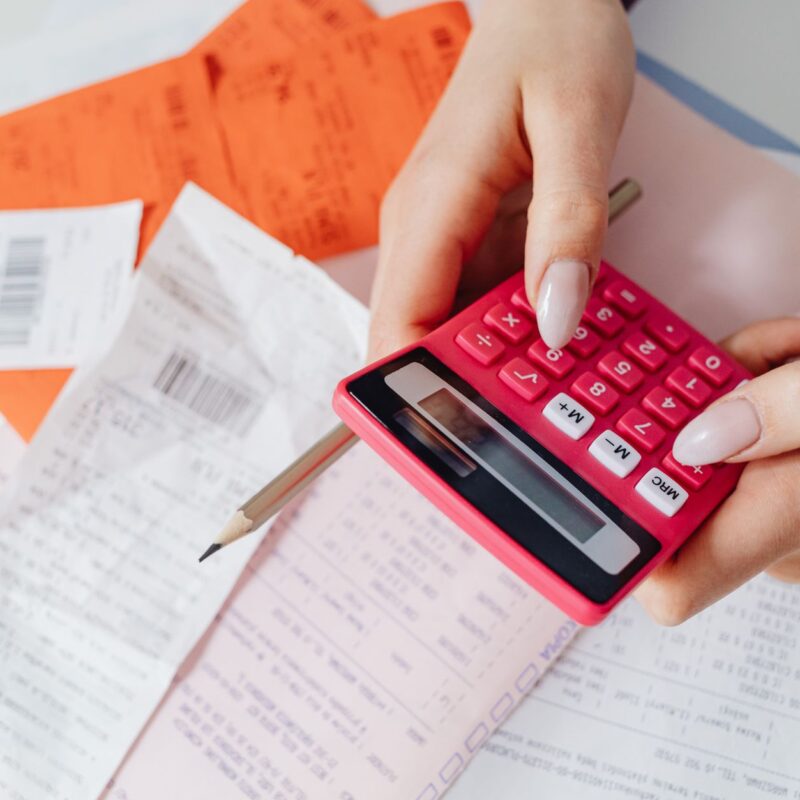 Pessoa usando calculadora para entender se a API do WhatsApp é gratuita