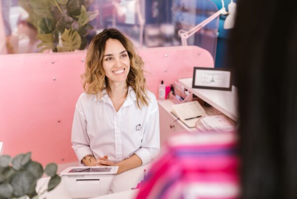 Recepcionista de clínica de estética usando atendimento automatizado para clínica de estética no dia a dia
