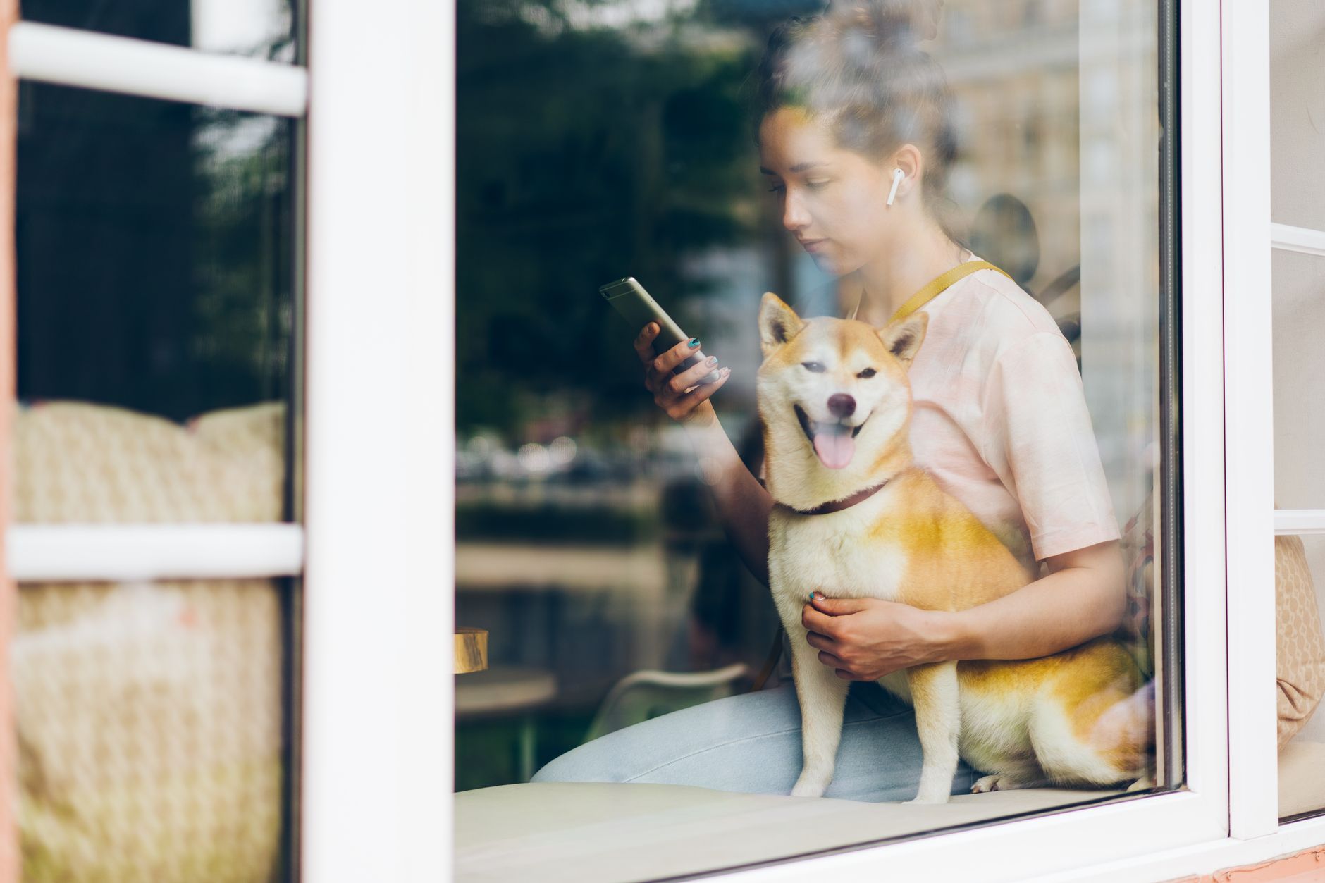atendimento automatizado para pet shop tutora whatsapp em Atendimento Automatizado para Pet Shops: Guia Completo de IA no WhatsApp Tutora usando o WhatsApp para solicitar atendimento automatizado para pet shop com o cachorro ao lado