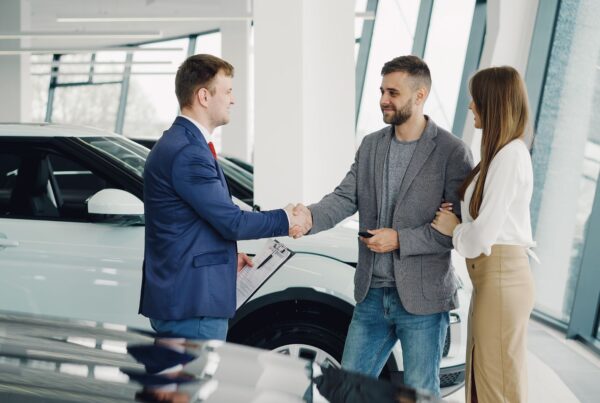 Atendimento automatizado para revenda de automóveis em showroom moderno