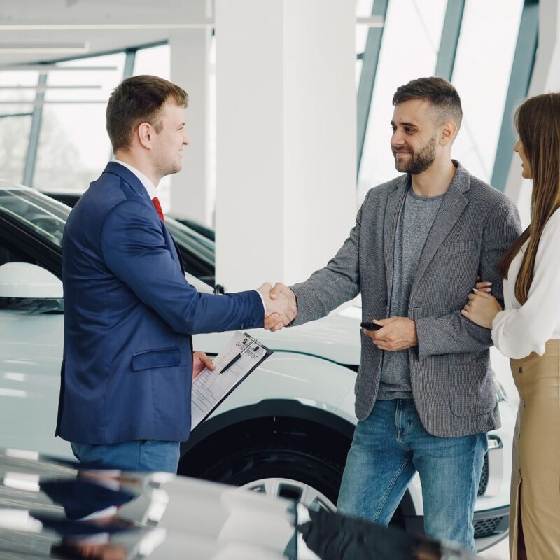 Atendimento automatizado para revenda de automóveis em showroom moderno