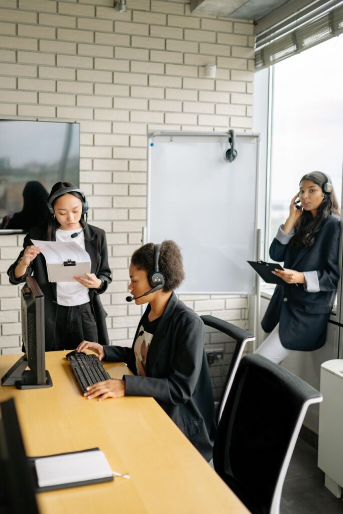 Equipe realizando atendimento automatizado no WhatsApp por segmento em central de atendimento