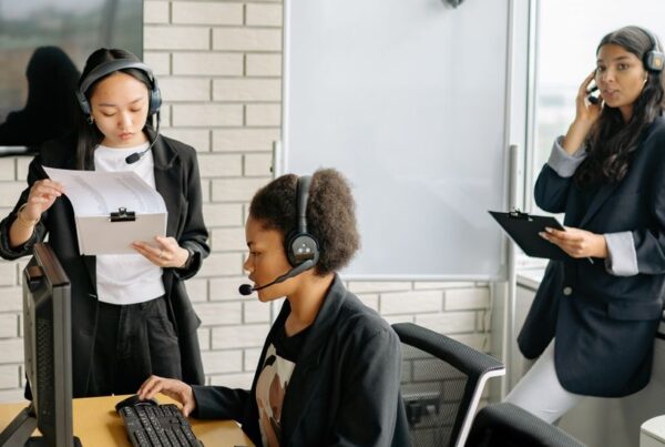 Equipe realizando atendimento automatizado no WhatsApp por segmento em central de atendimento