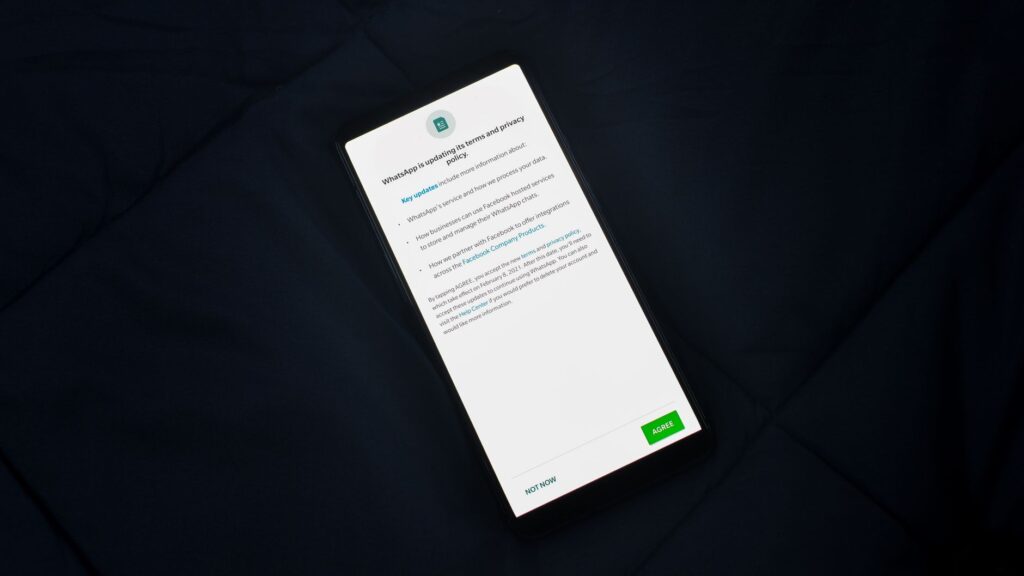 svg+xml;charset=utf em Zappy - ChatBot e Inteligência Artificial no WhatsApp API Oficial Smartphone exibindo tela de atualização do WhatsApp Business em 2026