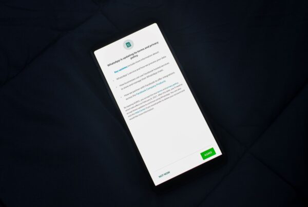 Smartphone exibindo tela de atualização do WhatsApp Business em 2026