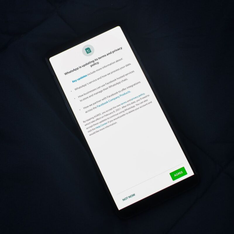 Smartphone exibindo tela de atualização do WhatsApp Business em 2026