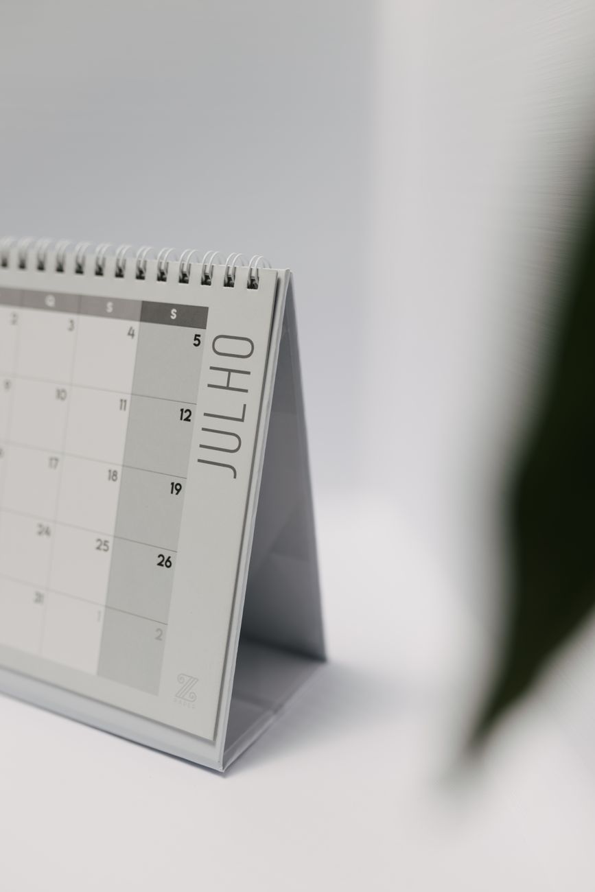calendario horarios clinica estetica em Chatbot para Agendamento de Procedimentos Estéticos: Como Funciona Calendário de mesa usado para organizar horários de procedimentos estéticos