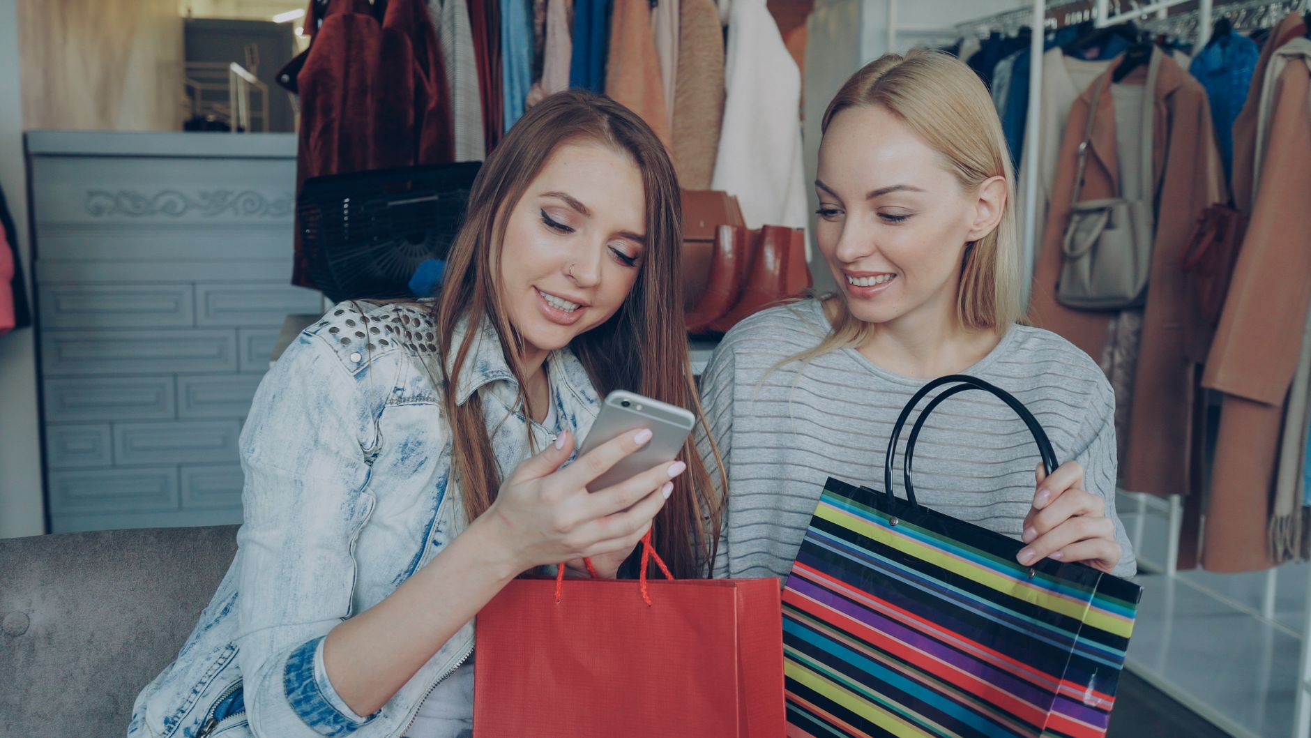 captacao leads consorcio whatsapp em Como Captar Clientes para Consórcio pelo WhatsApp Cliente em potencial trocando mensagens de captação de consórcio pelo celular