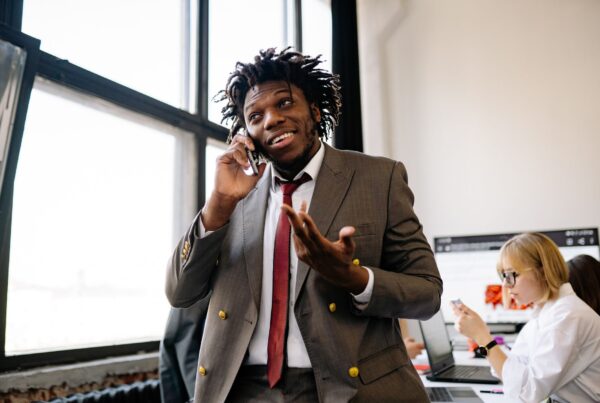 Consultor conversando ao telefone em estratégia para captar clientes consórcio whatsapp