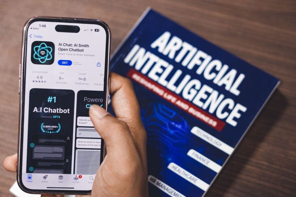 Celular exibindo aplicativo de inteligência artificial representando chatbot ia varejo estoque