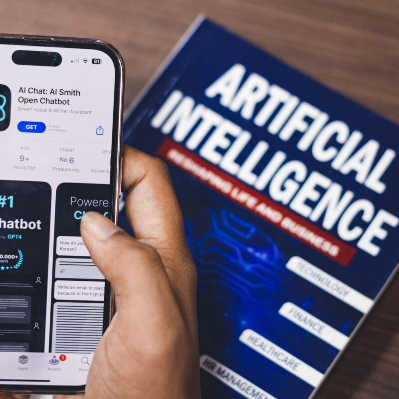 Celular exibindo aplicativo de inteligência artificial representando chatbot ia varejo estoque