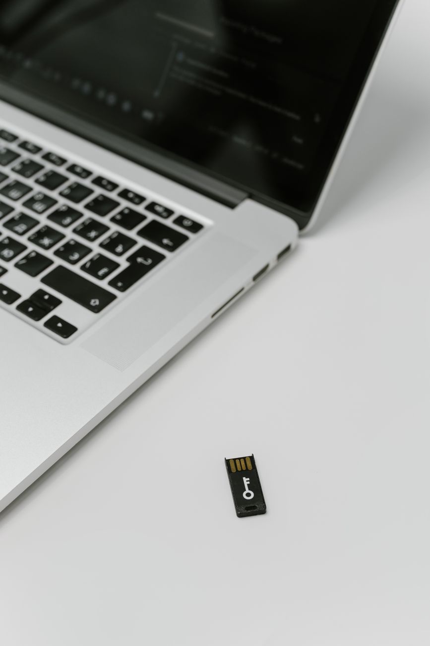 chave seguranca usb notebook protecao dados em LGPD Atendimento Automatizado Contabilidade: O Que Saber Chave de segurança USB ao lado de notebook representando proteção de dados