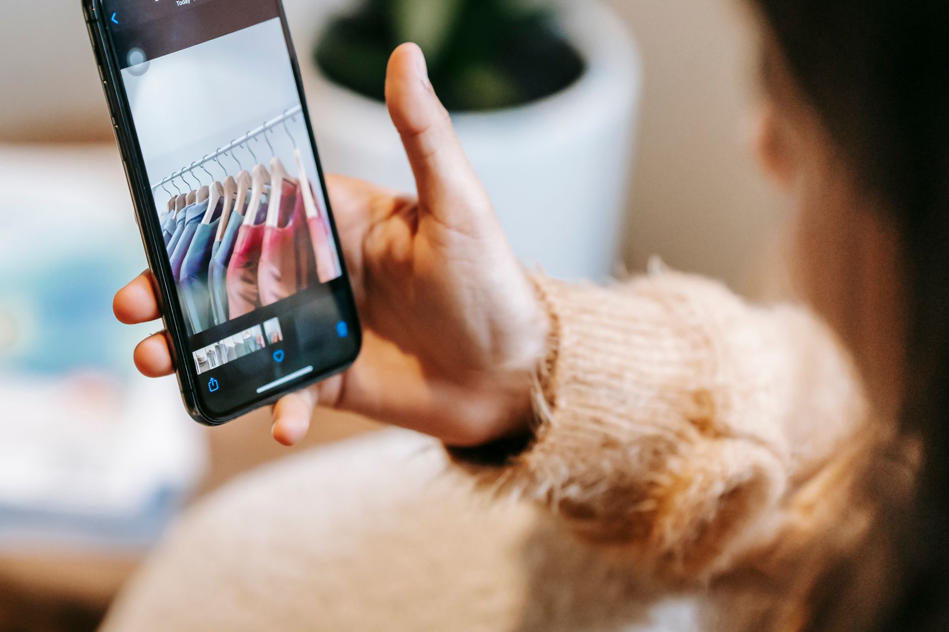 cliente celular fotos produtos loja em Catálogo de Produtos no WhatsApp para Lojas de Varejo Cliente olhando fotos de produtos no celular antes de ir à loja