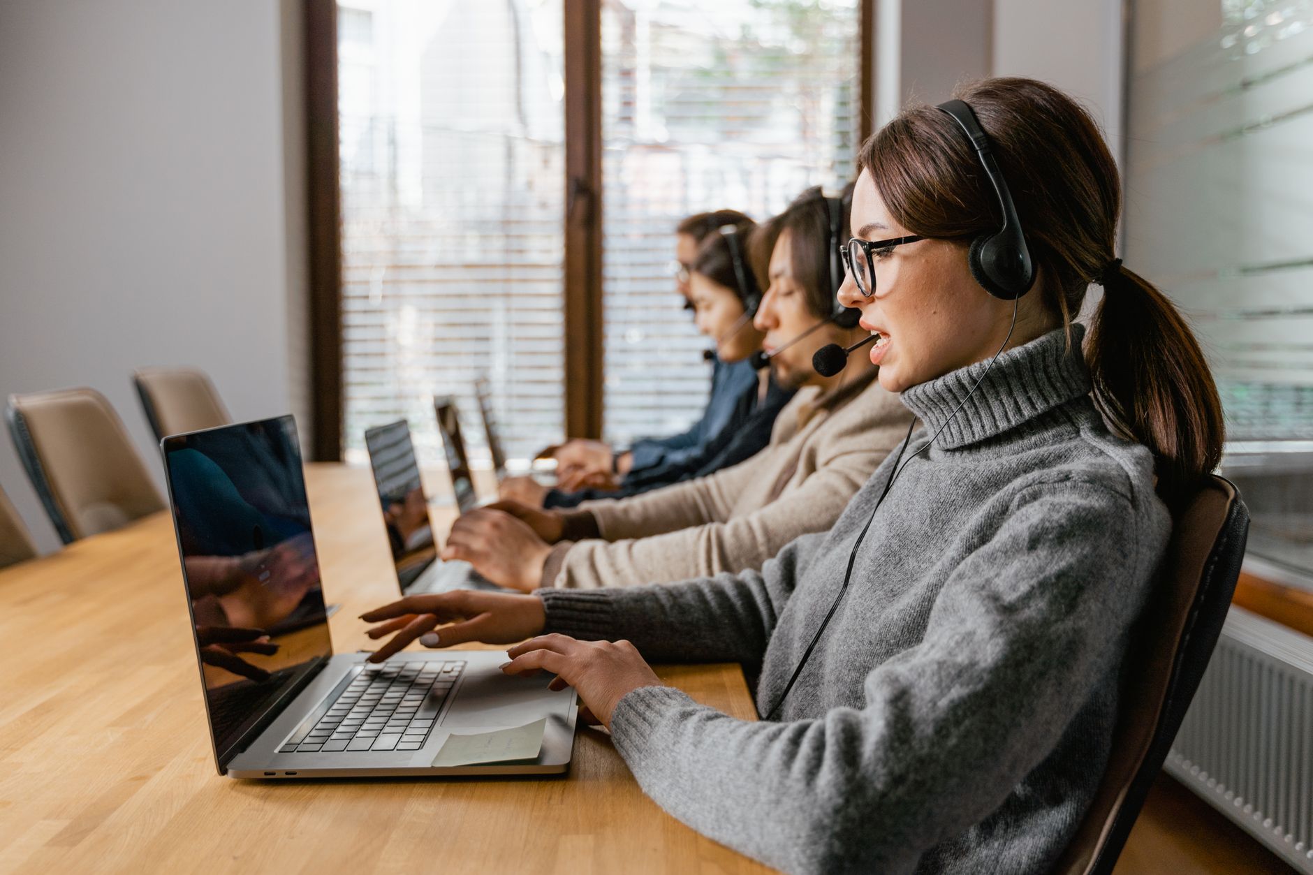 crm atendimento multiplos atendentes whatsapp em Chatbot com IA no WhatsApp para Advogados: Guia Completo de Atendimento Automatizado equipe de atendimento usando crm com kanban para organizar conversas no whatsapp