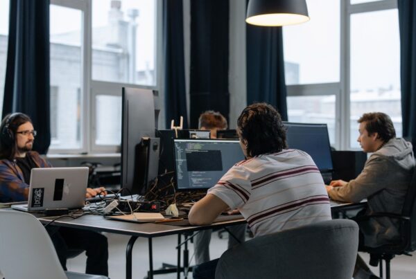 Equipe usando computadores para organizar o crm kanban e-commerce whatsapp