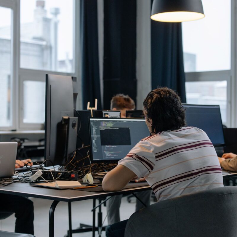 Equipe usando computadores para organizar o crm kanban e-commerce whatsapp