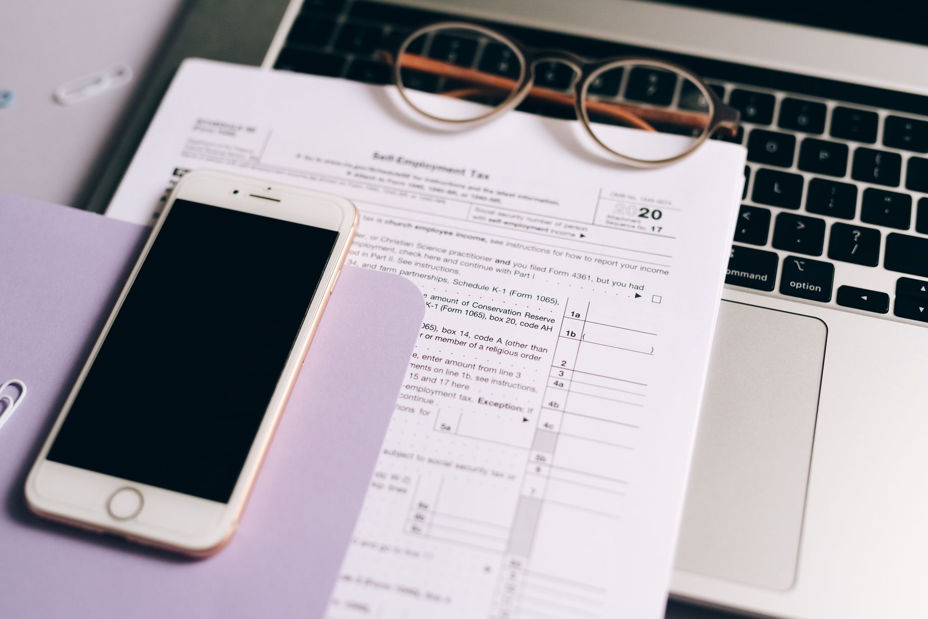 documentos fiscais celular escritorio contabil em Chatbot para Contabilidade: Guia Completo de Atendimento Documentos fiscais e celular representando atendimento digital do escritório contábil