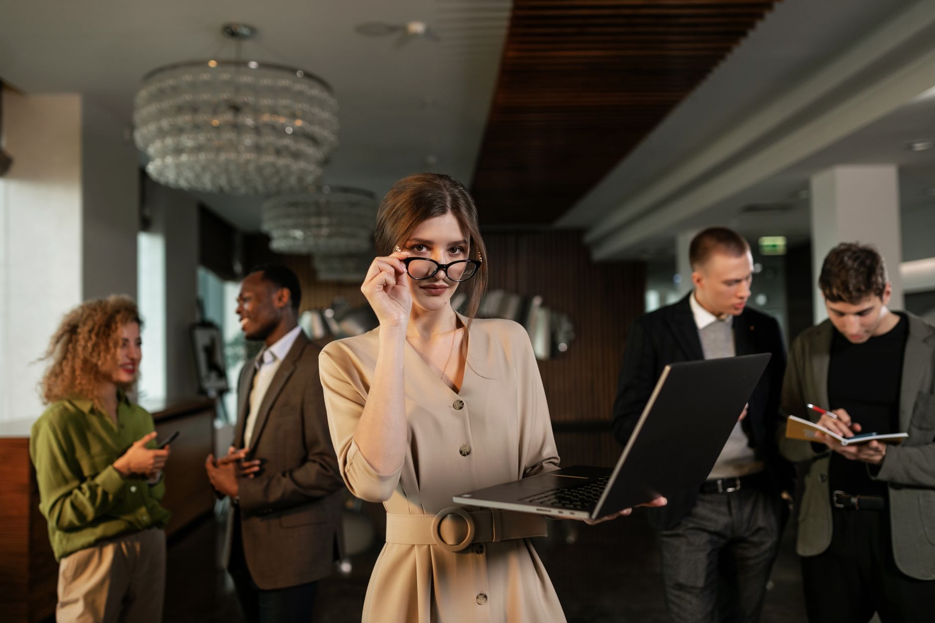 equipe configurando api oficial whatsapp em Como Usar a API Oficial do WhatsApp em 2026: Guia Passo a Passo Equipe de negócios reunida configurando a integração com a API oficial do WhatsApp