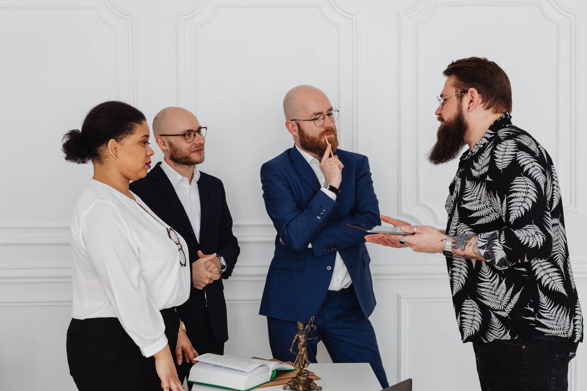 equipe juridica atendimento cliente whatsapp em Múltiplos Atendentes no WhatsApp: Como Organizar a Equipe Jurídica no Atendimento Digital equipe jurídica atendendo cliente com múltiplos atendentes no whatsapp do escritório