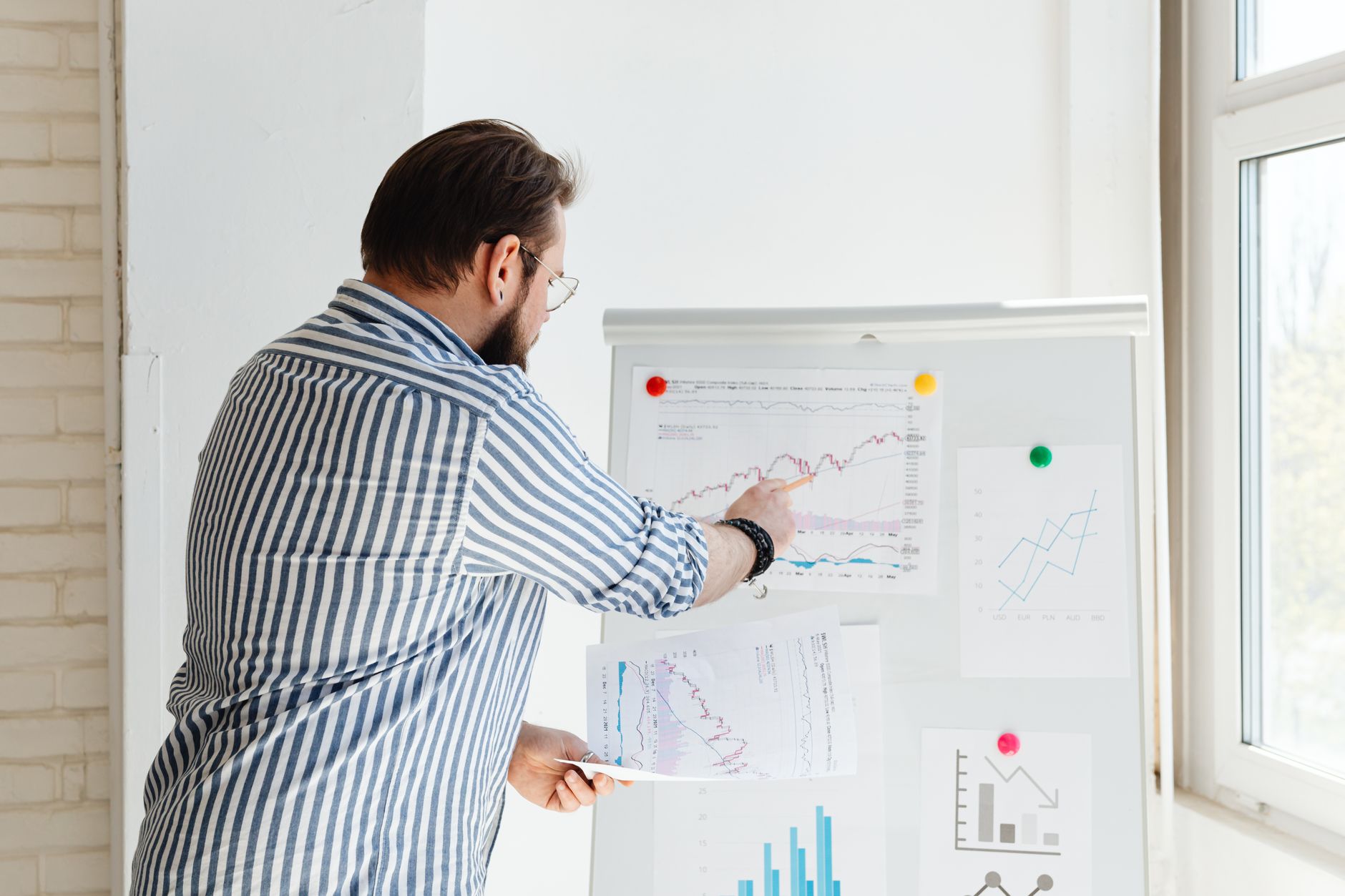 gerente analisando funil vendas lojas em CRM em Kanban para Redes de Lojas: Do Contato à Venda Gerente apontando para gráfico de funil de vendas em quadro de gestão de lojas