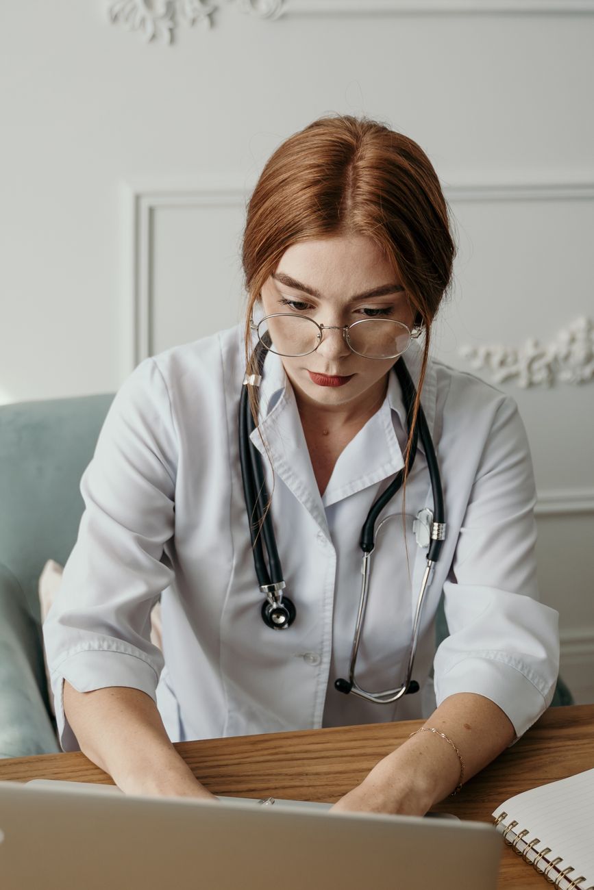 gestao dados clientes clinica estetica em LGPD para Clínicas de Estética: Como Automatizar o Atendimento com Segurança Profissional de clínica usando laptop para gerenciar dados de clientes com segurança