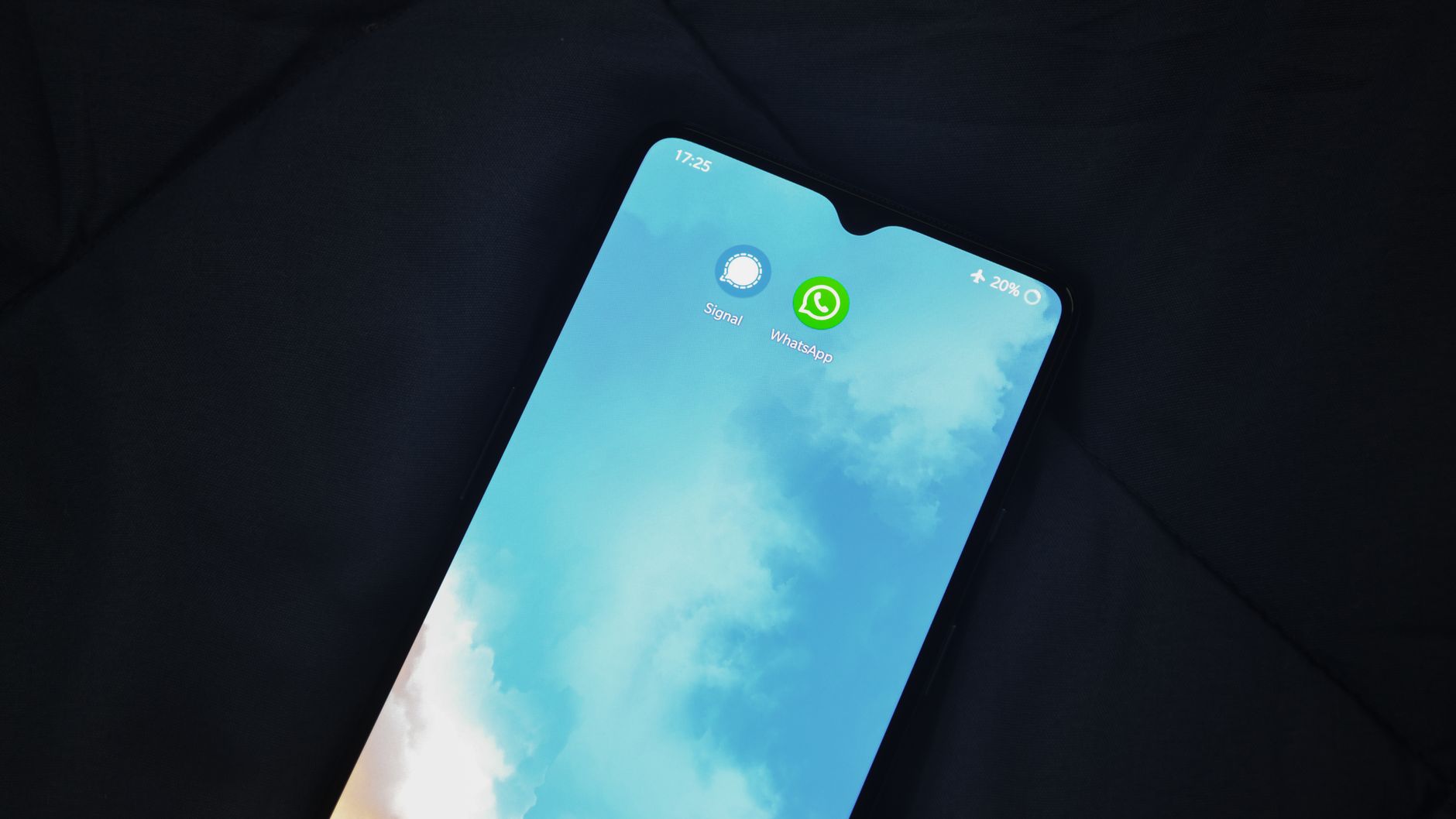 icones mensagens celular clinica em WhatsApp API Oficial para Clínicas de Estética: Por Que Migrar do WhatsApp Business Ícones de aplicativos de mensagens em tela de celular usados por clínicas
