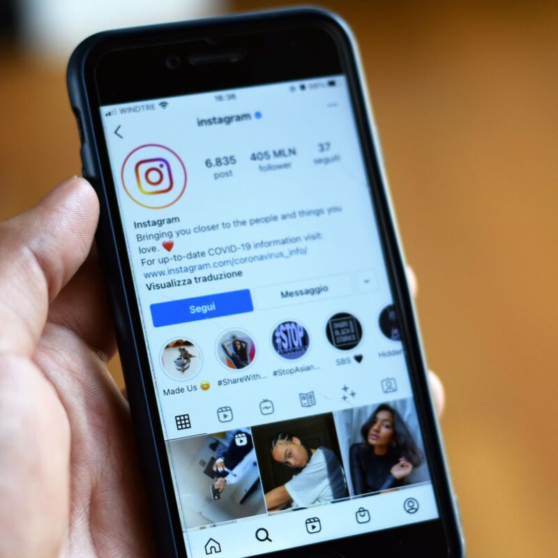 Celular exibindo perfil de Instagram, representando instagram whatsapp varejo atendimento multicanal