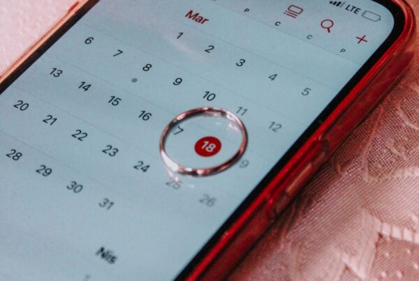 Celular exibindo calendário usado para programar lembrete banho e tosa whatsapp de forma automática