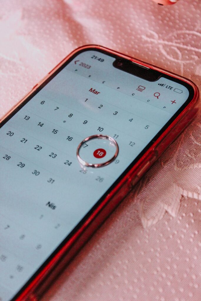 Celular exibindo calendário usado para programar lembrete banho e tosa whatsapp de forma automática