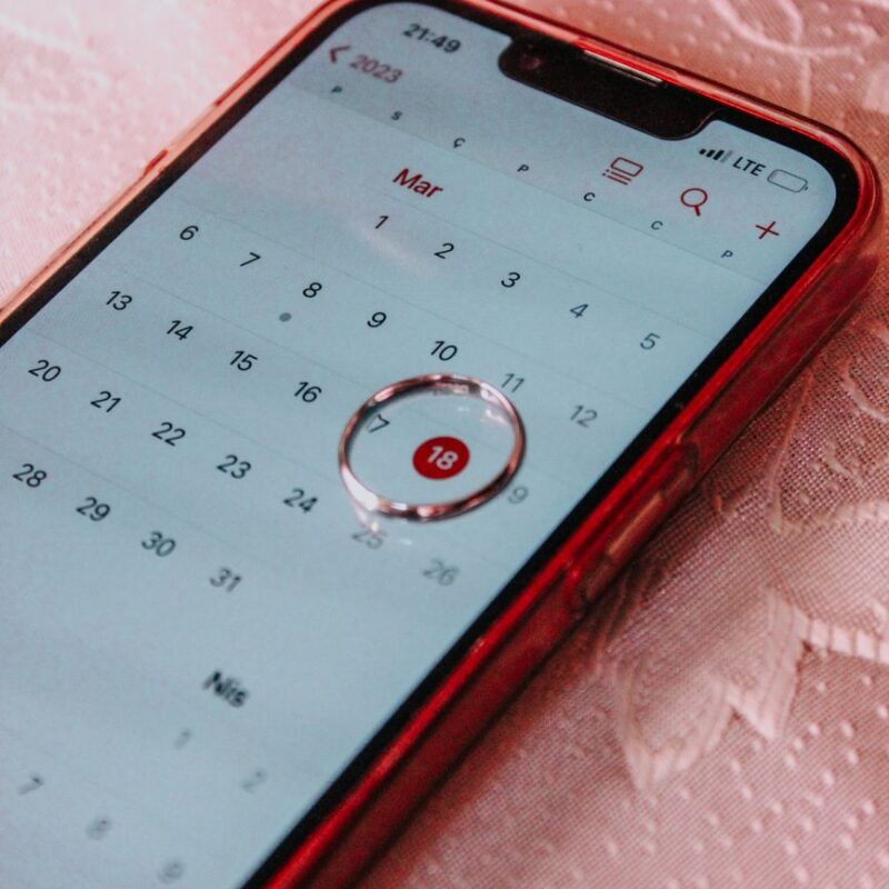 Celular exibindo calendário usado para programar lembrete banho e tosa whatsapp de forma automática