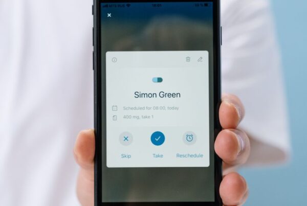 Paciente recebendo lembrete de consulta whatsapp clínica no celular