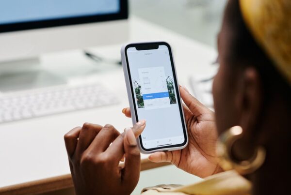 Cliente conferindo lembrete de procedimento estético whatsapp no celular