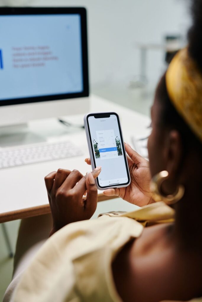 Cliente conferindo lembrete de procedimento estético whatsapp no celular