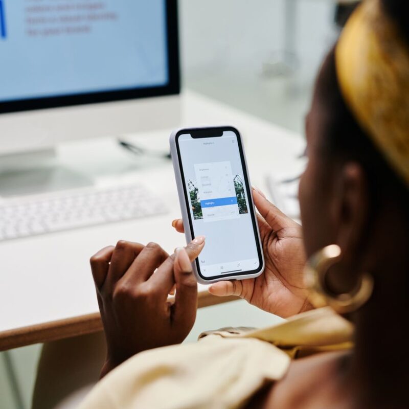 Cliente conferindo lembrete de procedimento estético whatsapp no celular