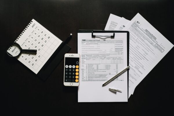 Calendário e documentos fiscais representando lembrete prazo fiscal whatsapp