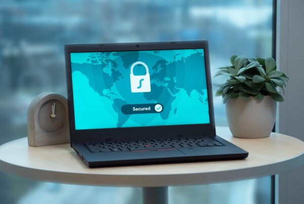 Laptop com ícone de segurança representando lgpd pet shop atendimento e proteção de dados dos tutores