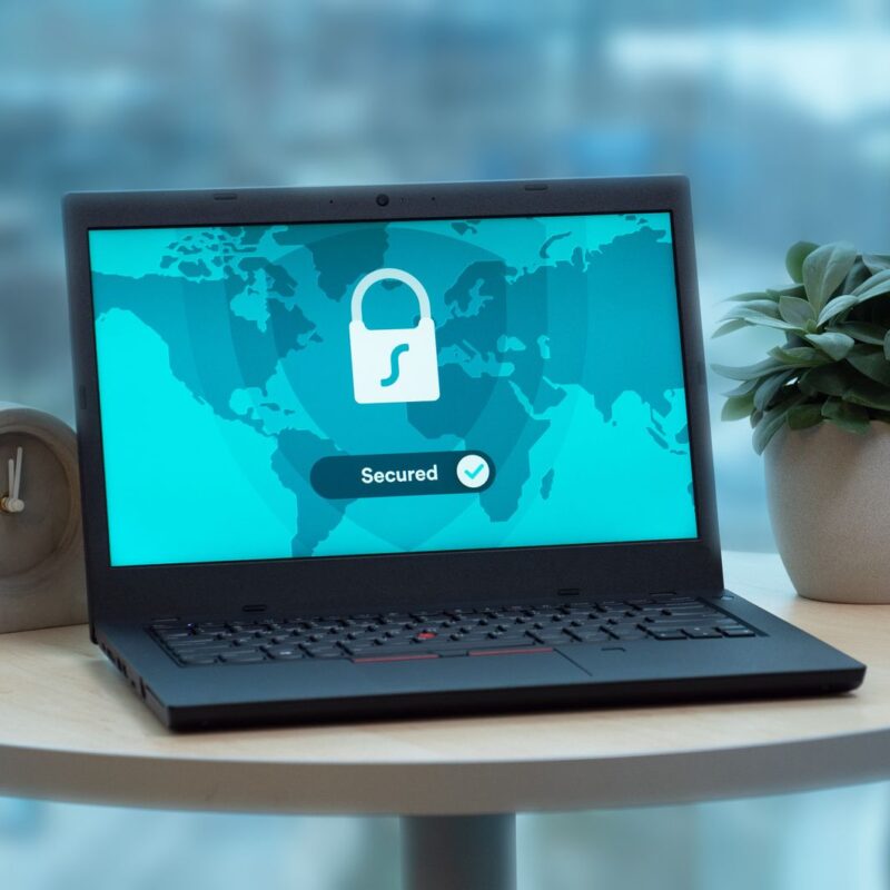 Laptop com ícone de segurança representando lgpd pet shop atendimento e proteção de dados dos tutores