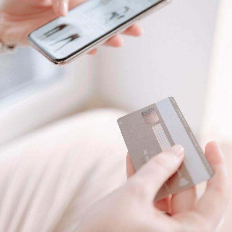 Pessoa segurando celular e cartão, ilustrando o mercado livre atendimento centralizado