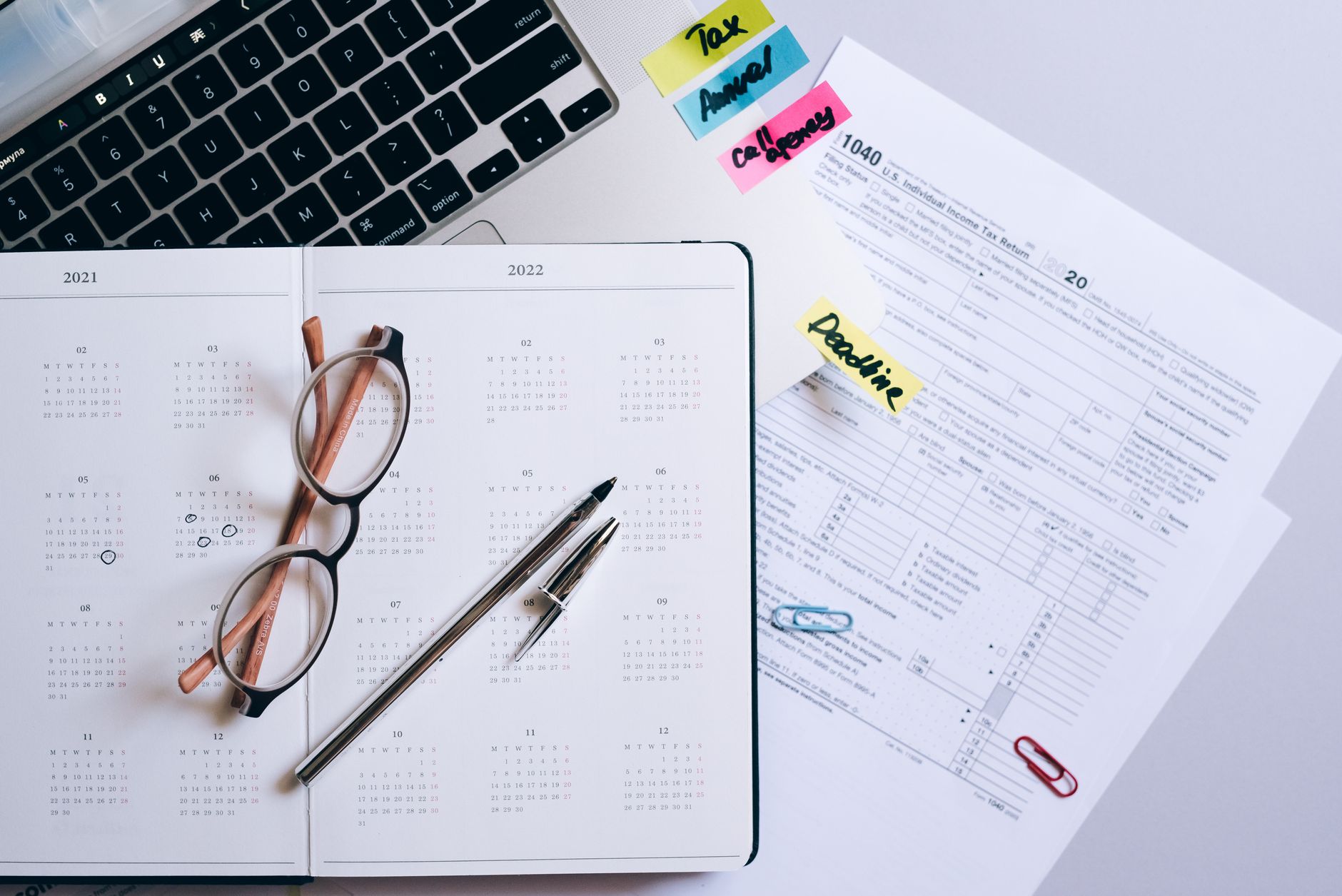 mesa calculadora calendario documentos tributarios em Lembrete Prazo Fiscal WhatsApp: Como Automatizar Avisos Mesa organizada com calculadora, calendário e documentos tributários