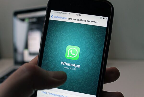 Mudanças na API Oficial do WhatsApp exibidas na tela de um smartphone