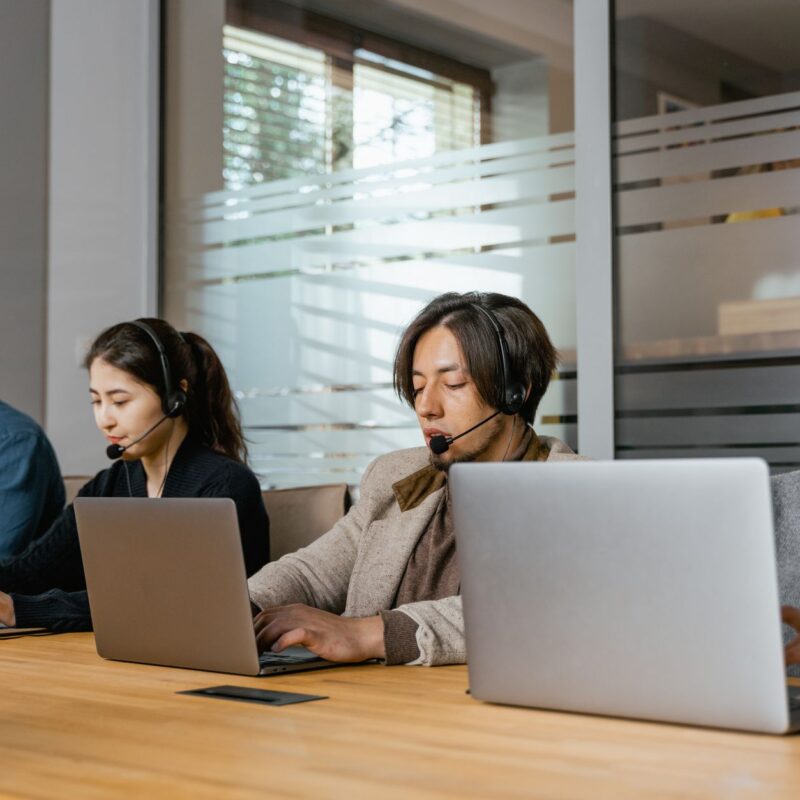 Equipe de múltiplos atendentes whatsapp clínica trabalhando juntos