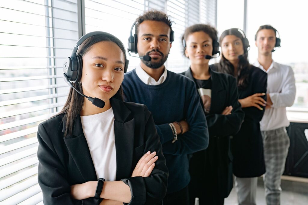 Equipe de vendas usando múltiplos atendentes whatsapp consórcio no mesmo número