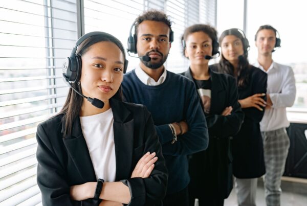 Equipe de vendas usando múltiplos atendentes whatsapp consórcio no mesmo número